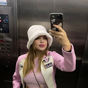 Luna escort in Manama offers In den Mund spritzen services