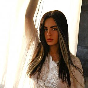 Molly escort in Dubai offers S'asseoir sur le visage services