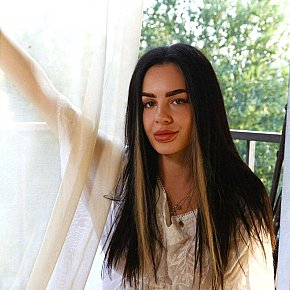 Molly escort in Dubai offers S'asseoir sur le visage services