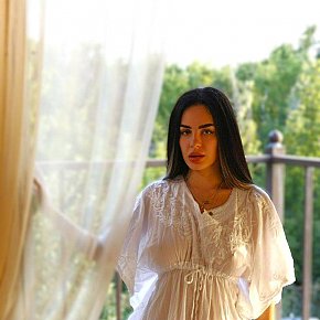 Molly escort in Dubai offers S'asseoir sur le visage services