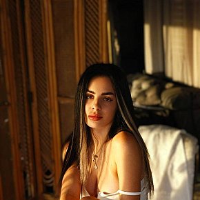Molly escort in Dubai offers S'asseoir sur le visage services