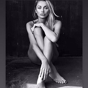 Maggie escort in London offers Beijar services