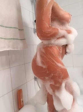 Mia escort in Brussels offers Erotische Massage services