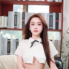 Lucci Mature escort in Singapore City offers Girlfriend Experience (GFE) services