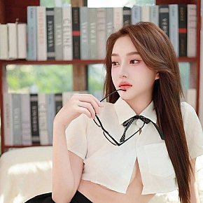 Lucci Mature escort in Singapore City offers Girlfriend Experience (GFE) services