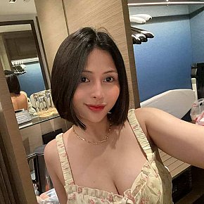 Venus Menue escort in Singapore City offers Ejaculation sur le corps services