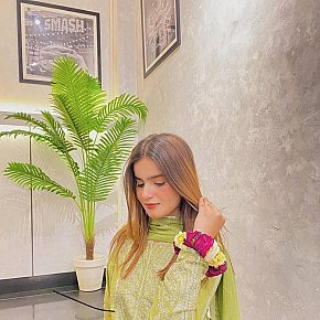 Mannat Pequeña Y Delgada escort in Dubai offers Posición 69 services