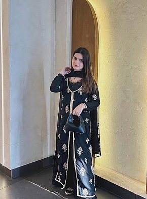Mannat Pequeña Y Delgada escort in Dubai offers Posición 69 services