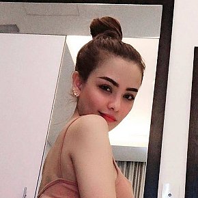 Jenny escort in Kuwait City offers Pornstar Experience(PSE) services