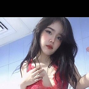 Mickie escort in Dubai offers Massage érotique services