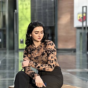 Riya Completamente Naturale escort in Dubai offers Girlfriend Experience (GFE) services