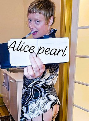 Alice-Pearl escort in Montreal offers Erotische Massage services