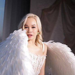 Chloya Étudiante escort in Dubai offers Ejaculation sur le corps services