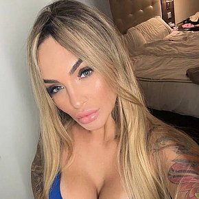 Glo escort in London offers Embrasser services