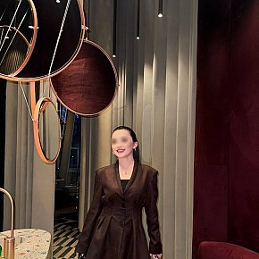 Whitley Completamente Naturale escort in Dubai offers Orale (ricevere) services