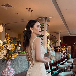 Whitley Completamente Naturale escort in Dubai offers Orale (ricevere) services
