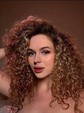 Laila Entièrement Naturelle escort in Dubai offers Striptease/Lapdance services
