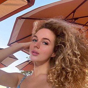 Laila Entièrement Naturelle escort in Dubai offers Striptease/Lapdance services