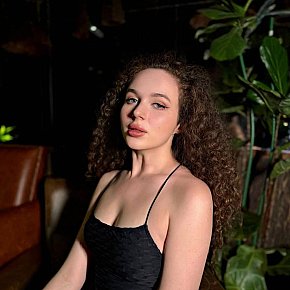 Laila Entièrement Naturelle escort in Dubai offers Striptease/Lapdance services