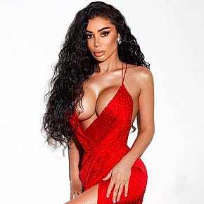 Raven Natürlich escort in Dubai offers Girlfriend Experience (GFE) services