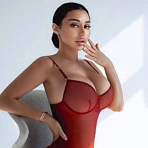 Raven Natürlich escort in Dubai offers Girlfriend Experience (GFE) services