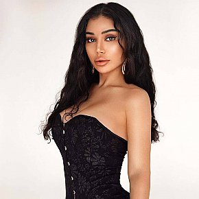 Raven Natürlich escort in Dubai offers Girlfriend Experience (GFE) services