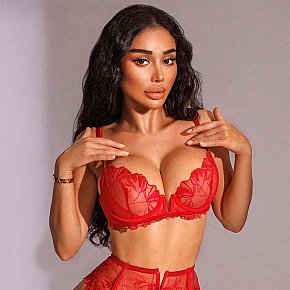 Raven Natürlich escort in Dubai offers Girlfriend Experience (GFE) services