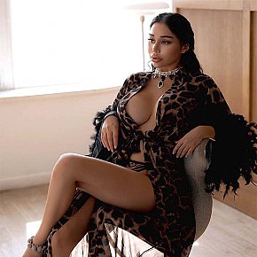 Raven Natürlich escort in Dubai offers Girlfriend Experience (GFE) services