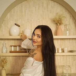 Abigail Menue escort in Dubai offers Embrasser services