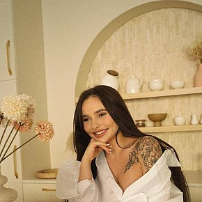 Abigail Menue escort in Dubai offers Embrasser services