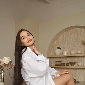 Abigail Menue escort in Dubai offers Embrasser services