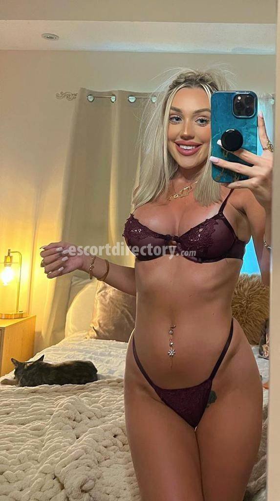 Escort in Paris, Lucianne Ocazional provides Handjob