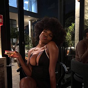 Nubian-Queen Prof De Fitness escort in Sheffield offers Pipe sans capote et jouir services
