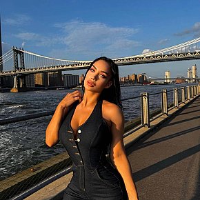 Emily Matura escort in Dubai offers Pompino con preservativo services