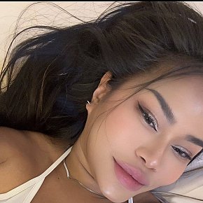 Wichuda Super-forte Di Seno escort in Riyadh offers Deep Throat (Gola profonda) services