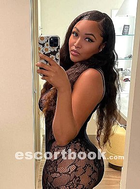 SEXY-CYLIS escort in Dubai offers Massaggio intimo services