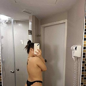 Mikay escort in Singapore City offers Masaj Senzual Integral services