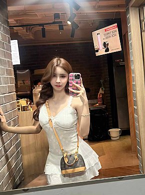 Ginger Sin Operar escort in Bangkok offers Posición 69 services