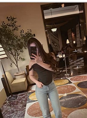 Aiya Vip Escort escort in  offers Embrasse selon affinités services