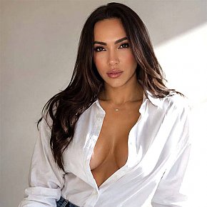 Gracie Naturală escort in Dubai offers Girlfriend Experience(GFE) services