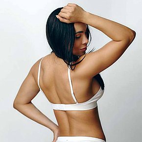 Gracie Naturală escort in Dubai offers Girlfriend Experience(GFE) services