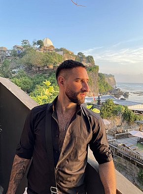 Louis Muscles escort in Paris offers Experience 