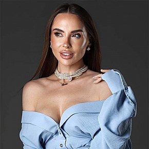 Noa Completamente Naturale escort in London offers Girlfriend Experience (GFE) services