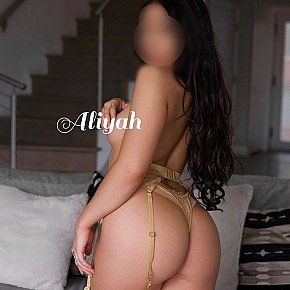 Aaliyah escort in Montreal offers DUO services
