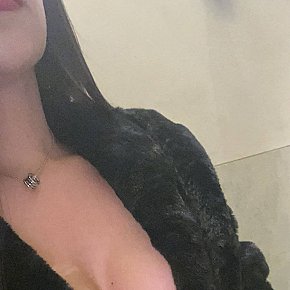 Moon escort in Tokyo offers Deep Throat services