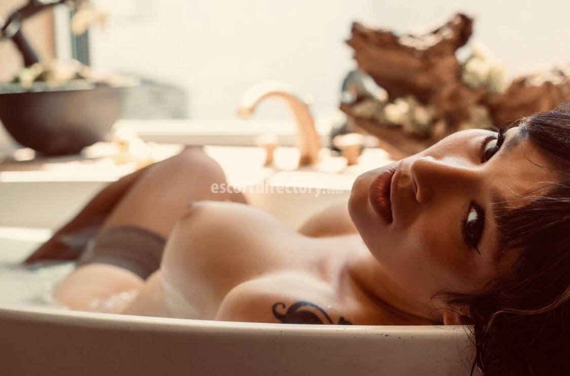 Christina Noir performs Brincar com vibrador/Brinquedos, escort in London