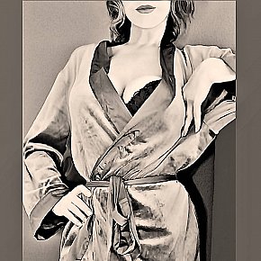 Mature-Erotic-Masseuse escort in Milan offers Feticismo Piedi services