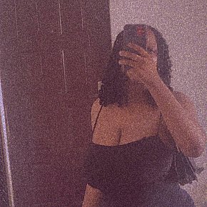 Justina escort in Lagos offers Kissing services