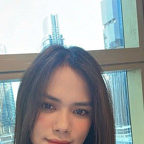 Emily escort in Dubai offers Deep Throat services