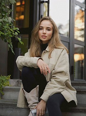 Liaza Vip Escort escort in Aix-en-provence offers Blowjob with Condom services